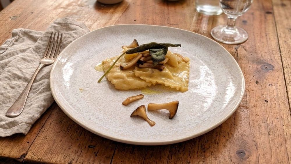 Hausgemachte Ravioli mit Ricotta-Frischkäse-Füllung, Pfifferlingen und Salbeibutter