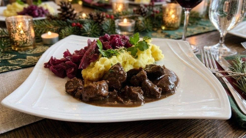 Hirschgulasch in Rotweinsauce mit Kartoffelpüree und Apfelrotkohl